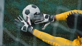 Kiper Belia di Slovenia Cuma Main 20 Detik demi Akali Regulasi