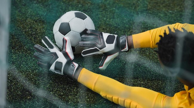 Demi mengakali regulasi kompetisi, seorang kiper 17 tahun di Liga Slovenia hanya bermain 20 detik sebelum diganti dengan kiper utama tim.