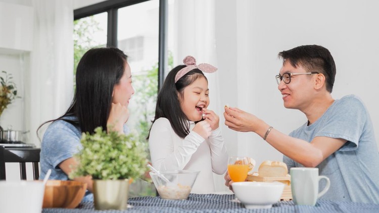 Ilustrasi Komposisi Sarapan Sehat Asian family happy enjoy having breakfast on table in kitchen
