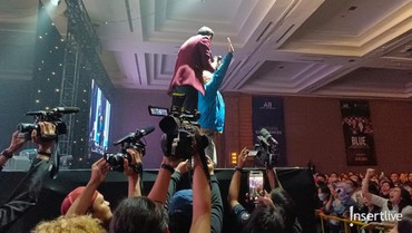 img-title Kehadirannya Disambut Meriah Penonton, Indra Bekti Sujud di Atas Panggung