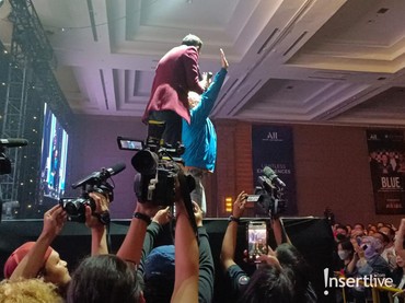 Kehadirannya Disambut Meriah Penonton, Indra Bekti Sujud di Atas Panggung