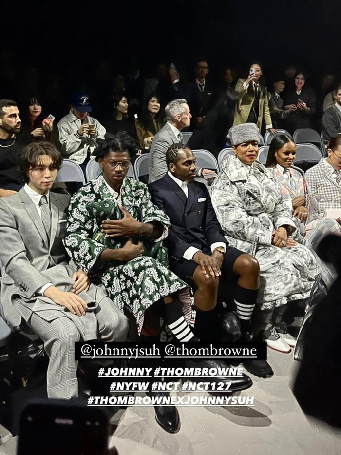 Selain Lil Nas X, Johnny NCT juga terlihat duduk dan berpose bersama selebriti dan tokoh penting lainnya yang hadir di acara tersebut./ Foto: instagram.com/nct