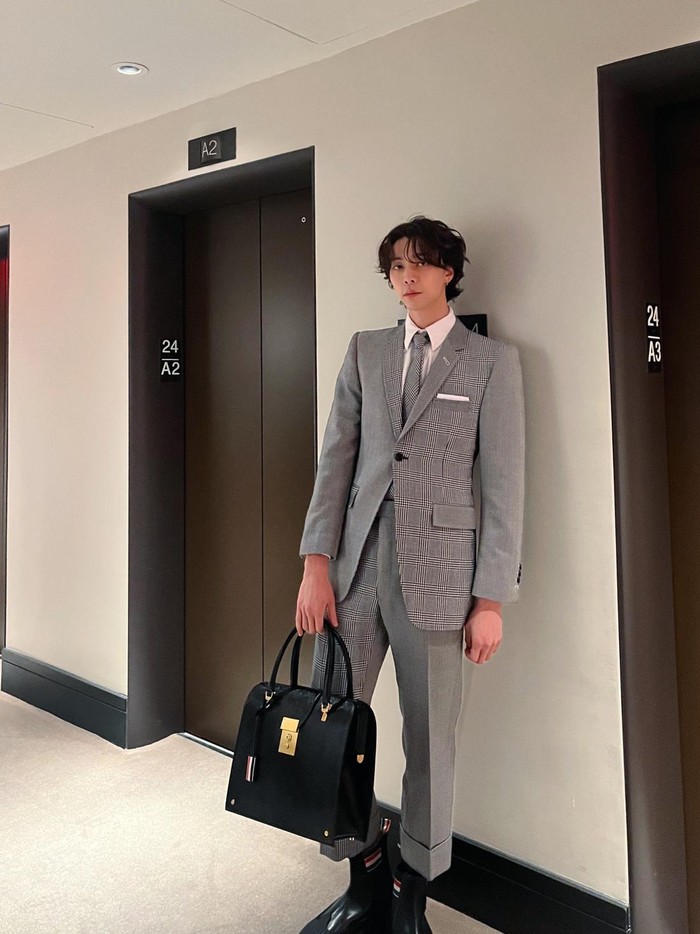 Idol K-Pop yang baru saja merayakan ulang tahunnya pada Kamis, (9/2) lalu ini tampil memukau dengan outfit dari Thom Browne, luxury fashion brand asal New York, Amerika Serikat./ Foto: twitter.com/NCTsmtown