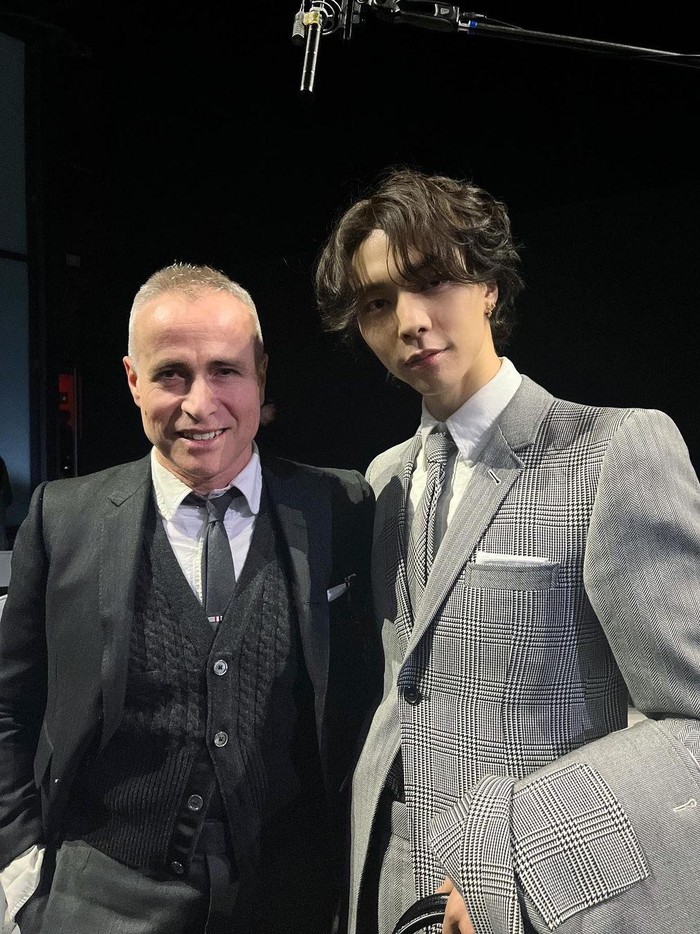 Tak ketinggalan, Johnny NCT juga berpose bersama sang desainer yaitu Thom Browne. Bagaimana menurut kamu penampilan Johnny NCT kali ini, Beauties?/ Foto: instagram.com/nct