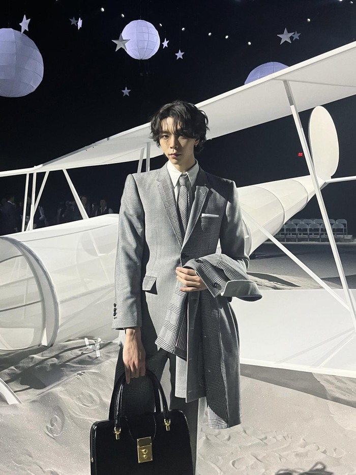 Penampilannya pun sukses menjadi trending topic di laman media sosial Twitter. Beberapa tagar seperti #THOMBROWNEXJOHNNYSUH sukses diramaikan penggemar untuk mendukung Johnny NCT di acara tersebut./ Foto: twitter.com/NCTsmtown