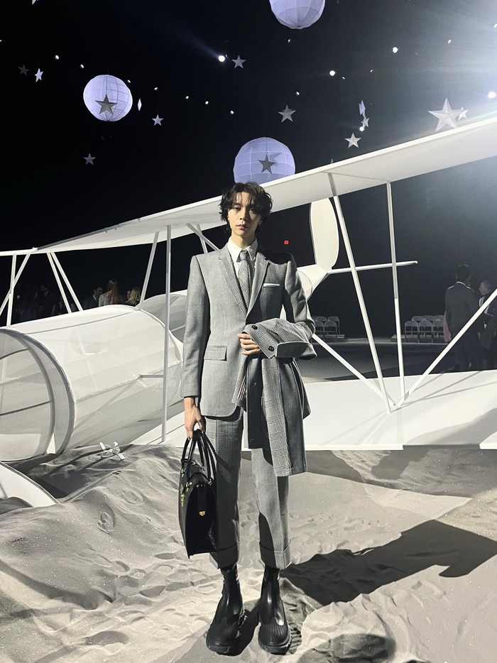 Menampilkan gaya berkelas dan maskulin, Johnny NCT terlihat mengenakan leather bag dan leather shoes yang juga merupakan beberapa koleksi dari Thom Browne, Beauties./ Foto: twitter.com/NCTsmtown