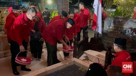 Ribuan Kader PDIP Jateng Ziarah Makam Bung Karno, Ganjar Tak Ikut