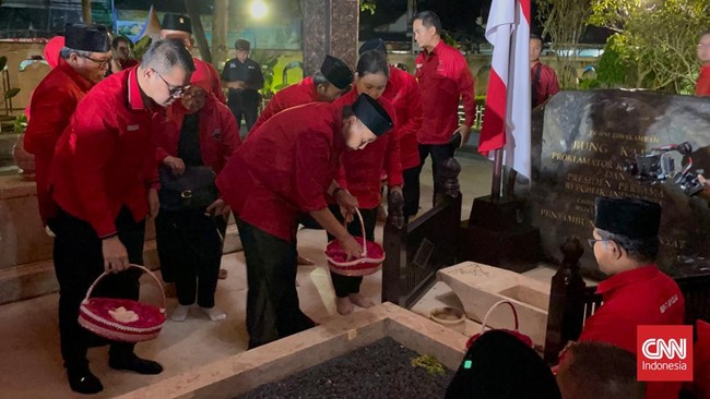 Seluruh kepala daerah di Jawa Tengah asal PDIP ikut ziarah ke Makam Bung Karno di Blitar. Kecuali Ganjar Pranowo dan Gibran Rakabuming Raka.