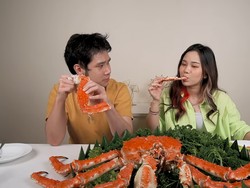 5 Selebriti dan Influencer Ini Mukbang King Crab, Harganya Fantastis!