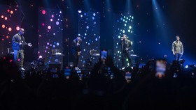 FOTO: Nostalgia Manis di Konser BLUE Romantic Valentine Jakarta