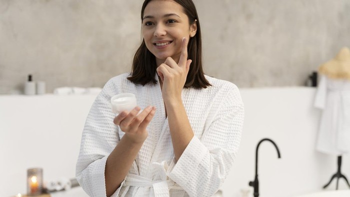 4 Rutinitas Kecantikan di Pagi Agar Kulit Cerah dan Kenyal, Mudah Ditiru! 4 Rutinitas Kecantikan di Pagi Agar Kulit Cerah dan Kenyal, Mudah Ditiru!