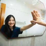 Sering Dikira Nggak Waras karena Berbicara Sendiri di Depan Cermin? Kamu Perlu Tahu, Ini Deretan Manfaatnya Lho!