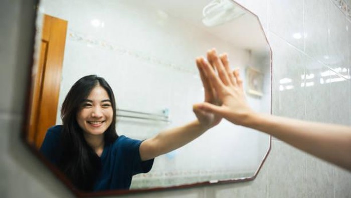Sering Dikira Nggak Waras karena Berbicara Sendiri di Depan Cermin? Kamu Perlu Tahu, Ini Deretan Manfaatnya Lho!