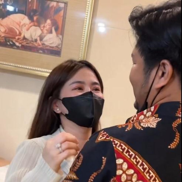 <p>Melisa dan sang suami menanti tiga tahun untuk punya momongan ini, Bunda. Melisa sendiri sempat mengalami kehamilan ektopik dan menjalani operasi. (Foto: Instagram @melisahart_)</p>