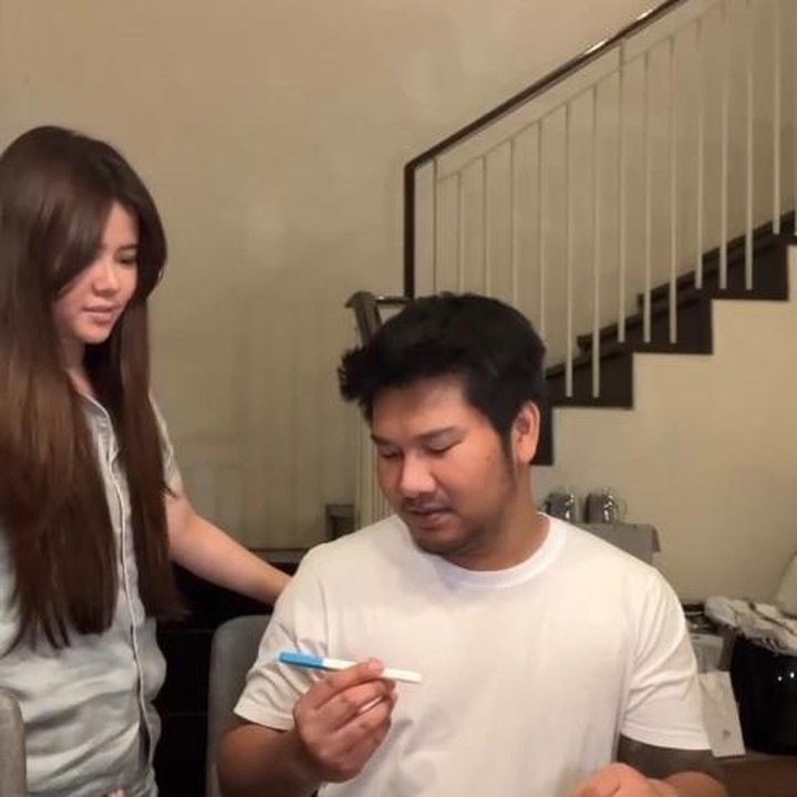 <p>Melisa yang dijuluki Crazy Rich Surabaya ini memberikan kejutan untuk sang suami saat mengabarkan kehamilannya. Suami Melisa, Raven, tampak kaget saat melihat hasil test pack positif. (Foto: Instagram @melisahart_)</p>