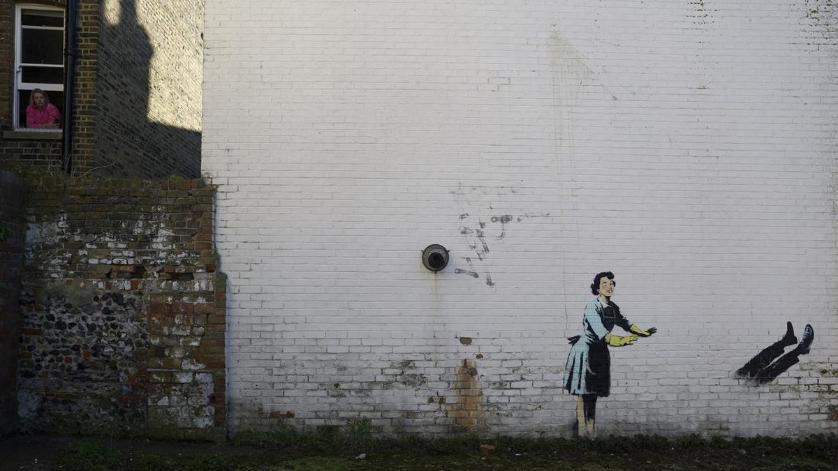 FOTO: Banksy Rayakan Valentine Lewat Mural Kekerasan pada Perempuan