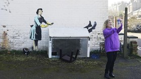 FOTO: Banksy Rayakan Valentine Lewat Mural Kekerasan pada Perempuan