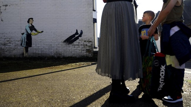 FOTO: Banksy Rayakan Valentine Lewat Mural Kekerasan pada Perempuan
