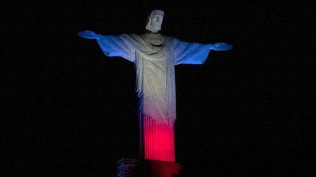 Patung Yesus Kristus yang terkenal di Rio de Janeiro, Brasil, sempat membuat heboh usai tertangkap kamera tersambar petir pekan lalu.
