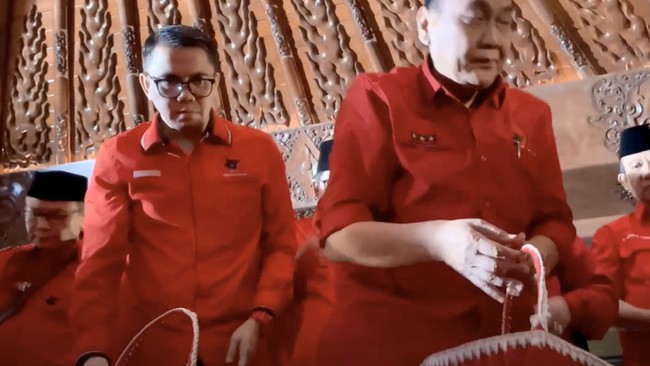 Politisi PDIP, Arteria Dahlan, memaknai acara 'PDIP Jateng ziarah ke Makan Bung Karno' di Blitar, 13-14 Februari 2023.