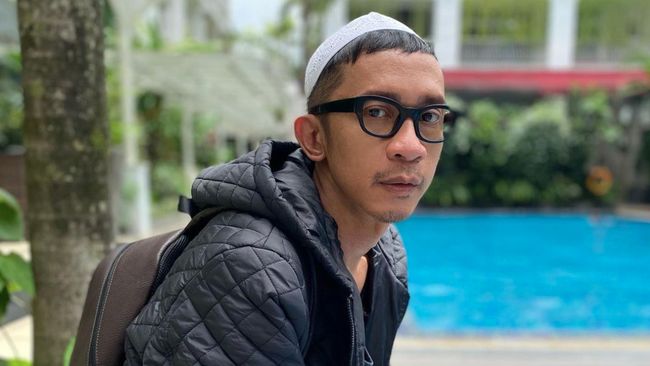 Aming menjelaskan perubahan penampilannya beberapa waktu ini dilakukan secara spontan dan tidak ada hubungan dengan perjalanan spiritual.
