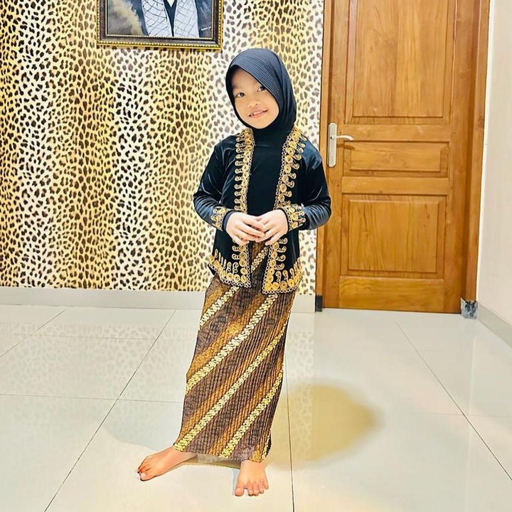 <p>Ning Mecca kerap tampil mengenakan hijab nih, Bunda. Misalnya saja ketika ia memakai kebaya dan kain batik berikut ini. Terlihat sangat menggemaskan, ya! (Foto: Instagram: @ning_mecca)</p>