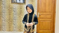 <p>Ning Mecca kerap tampil mengenakan hijab nih, Bunda. Misalnya saja ketika ia memakai kebaya dan kain batik berikut ini. Terlihat sangat menggemaskan, ya! (Foto: Instagram: @ning_mecca)</p>