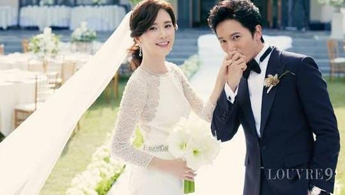 Potret pernikahan Ji Sung dan Lee Bo Young. (Foto: soompi.com)