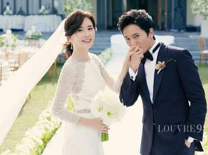 Potret pernikahan Ji Sung dan Lee Bo Young. (Foto: soompi.com)