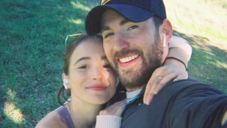 Rayakan Valentine, Chris Evans Bagikan Foto Mesra Bareng Alba Baptista