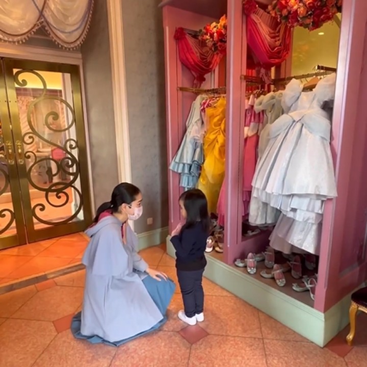 <p>Fitri Tropica dan keluarga membagikan momen liburan ke Disneyland Tokyo nih, Bunda. Dalam unggahan tersebut, ia membagikan video singkat sang putri, Sada Amina Hanara. (Foto: Instagram @fitrop)<br /><br /><br /></p>
