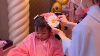<p>Selama didandani, Sada tak boleh melihat cermin, Bunda. Kata sang ibunda, ini agar Sada bisa terkejut dengan hasilnya. (Foto: Instagram @fitrop)<br /><br /><br /></p>