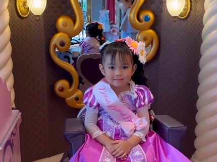 5 Potret Cantik Sada, Putri Fitri Tropica Make Over Jadi Rapunzel di Disneyland Tokyo