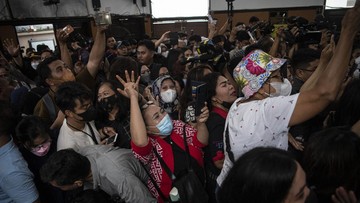 Pengunjung sidang PN Jaksel berteriak histeris dan merangsek masuk saat vonis Bharada E dibacakan. Situasi berubah jadi tak terkendali.