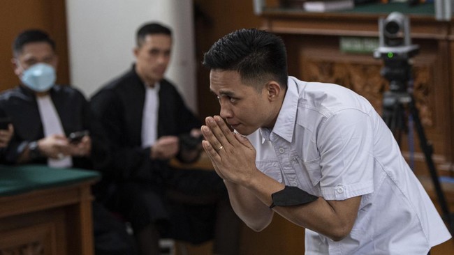 Wakil Ketua LPSK Edwin Partogi mengatakan pihaknya tetap menunggu keputusan sidang kode etik Bharada E, apakah dipecat dari Polri atau tidak.