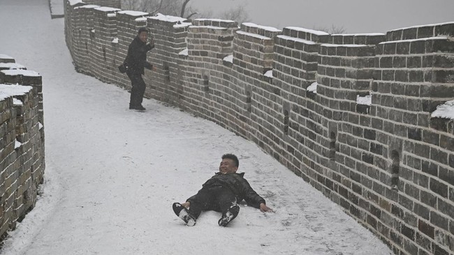 FOTO: Suasana Magis Saat Tembok Besar China Berselimut Kabut