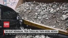 VIDEO: Tak Kuat Menanjak, Truk Terguling Timpa Mobil Mewah