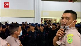 VIDEO: Puluhan Brimob Intimidasi Jaksa Di Sidang Kanjuruhan