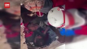 VIDEO: Tertimbun Puing Gempa 212 Jam, Kakek 77 Tahun Ditemukan Selamat
