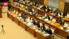 img-title VIDEO: DPR Minta Biaya Haji 2023 Turun Jadi Rp49 Juta