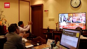 VIDEO: Tepuk Tangan Mahfud MD Lihat Bharada E Divonis 1,5 Tahun Bui