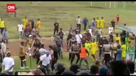 VIDEO: Persiter vs Persihalut Ricuh, Wasit Diserang Pemain dan Ofisial