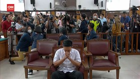 VIDEO: Detik-detik Ruang Sidang Eliezer Kacau Setelah Vonis 1,5 Tahun