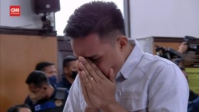 VIDEO: Tangis Richard Eliezer Dengar Vonis 1,5 Tahun dari Hakim