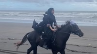 Potret Viral Zaskia & Shireen Sungkar Berkuda Pakai Abaya, Tuai Pujian