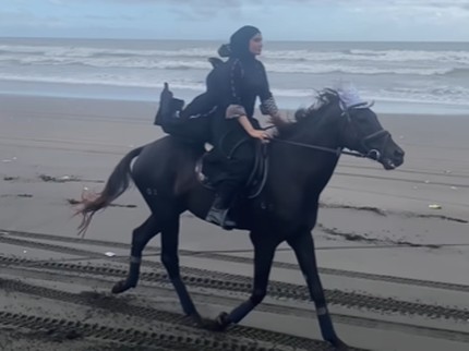 Potret Viral Zaskia & Shireen Sungkar Berkuda Pakai Abaya, Tuai Pujian
