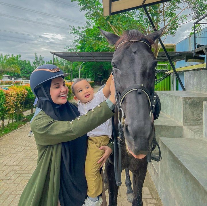 <p>Zaskia Sungkar juga sempat mengajak sang putra, Ukkasya dan memperkenalkannya dengan kuda yang sering ia tunggangi. "Ukkasya with Kaliana," tulis Zaskia. (Foto: Instagram @zaskiasungkar15)</p>