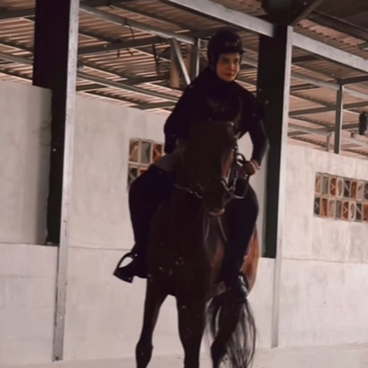 <p>Ketika pertama kali berkuda, Zaskia Sungkar rutin berlatih di arena berkuda atau yang disebut dengan <em>stable.</em> (Foto: Instagram @zaskiasungkar15)</p>