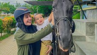 <p>Zaskia Sungkar juga sempat mengajak sang putra, Ukkasya dan memperkenalkannya dengan kuda yang sering ia tunggangi. "Ukkasya with Kaliana," tulis Zaskia. (Foto: Instagram @zaskiasungkar15)</p>