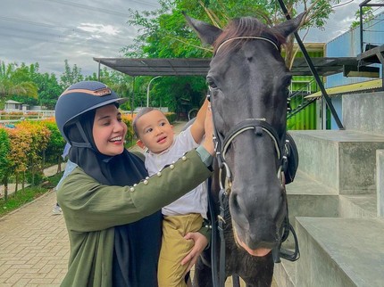 5 Potret Zaskia Sungkar Latihan Memanah Sambil Berkuda, Bikin Netizen Takjub
